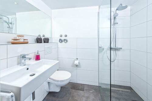 W łazience znajduje się toaleta, umywalka i prysznic. w obiekcie FeWo Allgäuliebe mit WLAN Oberstaufen Steibis w mieście Oberstaufen