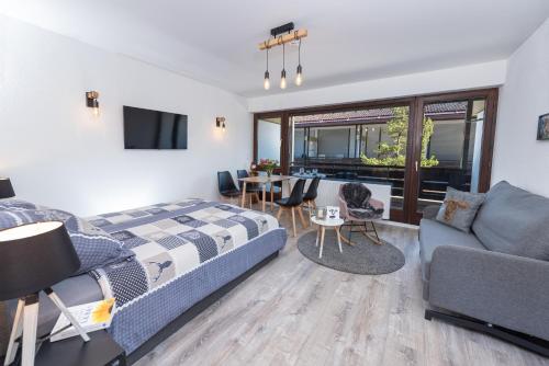 1 dormitorio con 1 cama y sala de estar en FeWo Allgäuliebe mit WLAN Oberstaufen Steibis en Oberstaufen