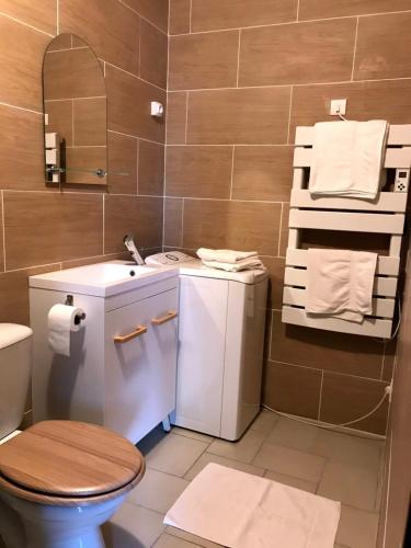 ヴェルネ・レ・バンにあるAppartement Cortalのバスルーム(トイレ、洗面台、タオル付)
