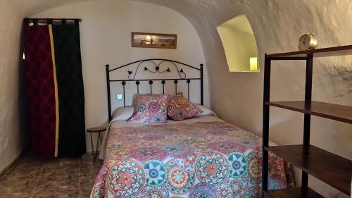 1 dormitorio con 1 cama en una habitación en Casa Cueva Calatrava en Tabernas