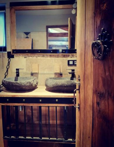 La salle de bains est pourvue de deux lavabos au-dessus d'un comptoir. dans l'établissement Gîte Les Hauts de Morey - Aux Bonnes-Mares, à Morey-Saint-Denis