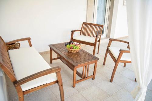 una stanza con sedie e un tavolo con un cesto di frutta di Torre Pendio b&b a Corato