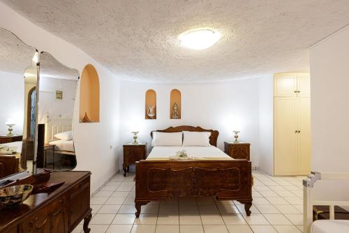 sypialnia z łóżkiem, komodą i lustrem w obiekcie Τraditional home Fabrica , south Crete , Agios Pavlos w mieście Saktoúria