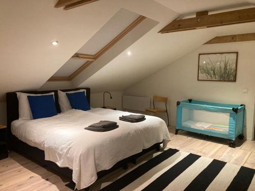 מיטה או מיטות בחדר ב-Luxe vakantiehuis met sauna De Barn Bergen
