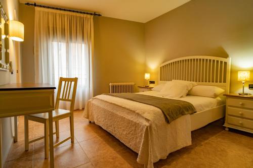 1 dormitorio con cama, escritorio y cama sidx sidx sidx sidx en Hotel Alfonso IX en Cáceres