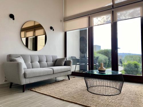 sala de estar con sofá y mesa de cristal en TOP1 Amplio Loft con Jardín Nuevo Estacionamiento Servicio HOM 1309, en Valparaíso