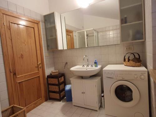 a bathroom with a washing machine and a sink at La Sibilla in Macerata