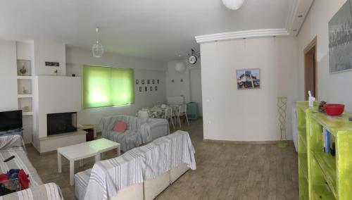 een woonkamer met een bank en een tv bij Sxinias Resort in Marathón