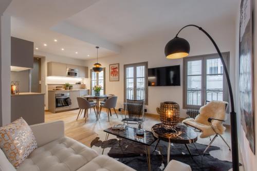 un salon avec un canapé et une table dans l'établissement Appartement Gecko, l'Hauture, Arles, à Arles