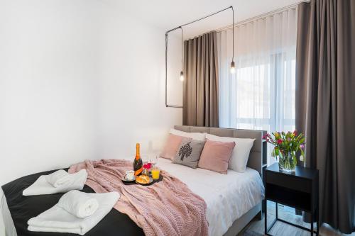 um quarto com uma cama grande e uma garrafa de champanhe em Esti Apartament nad Jeziorem Czorsztyńskim em Czorsztyn