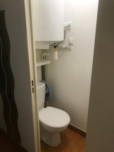 une salle de bain avec des toilettes blanches dans une chambre dans l'établissement argèles sur mer 300m de la plage, à Argelès-sur-Mer