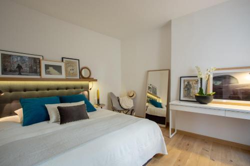 une chambre avec un grand lit blanc et une fenêtre dans l'établissement Appartement Gecko, l'Hauture, Arles, à Arles