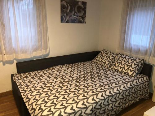 1 dormitorio con 1 cama con edredón blanco y negro en ESTUDIO MAESO, en Manzanares el Real