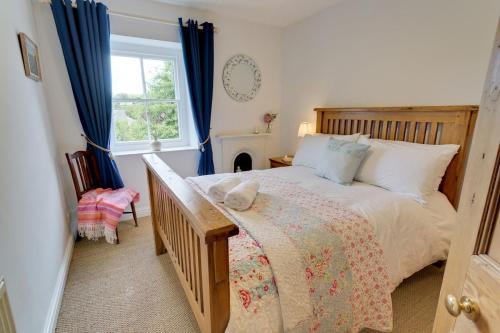Ένα ή περισσότερα κρεβάτια σε δωμάτιο στο Bryn Mel Honey Hill Cottage