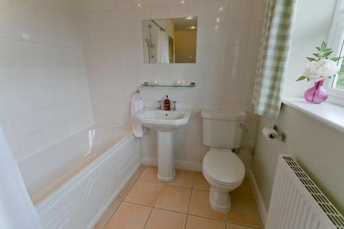Ένα μπάνιο στο Bryn Mel Honey Hill Cottage