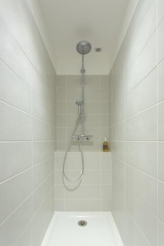 une salle de bain avec une douche avec pommeau de douche dans l'établissement Loft Terrasse, l'Hauture, Arles, à Arles