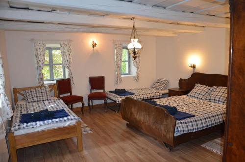 Habitación con 2 camas, mesa y sillas en A la maison - épp mint otthon en Szentbékkálla