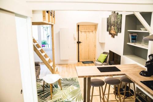 een keuken met een tafel en stoelen in een kamer bij La jungle Nantaise in Nantes