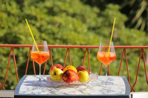 deux verres de pommes et d'oranges sur une table dans l'établissement Mini Hotel Rendez Vous, à Ischia