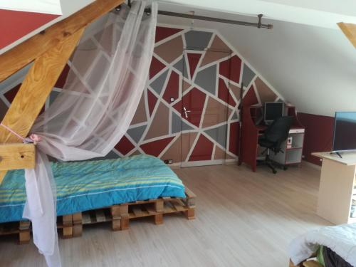 une chambre avec un lit et un bureau dans une pièce dans l'établissement Chambre à Villemandeur Chez L'habitant, à Villemandeur