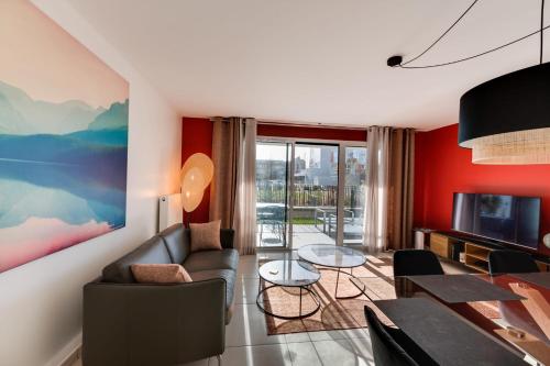 - un salon avec un canapé et une télévision dans l'établissement Le Reposoir - New 2 bedroom apartment with terrace & garage, à Annecy