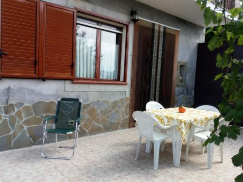 a table and chairs sitting on a patio at APPARTAMENTO FERRARO TURINA in Motta Camastra