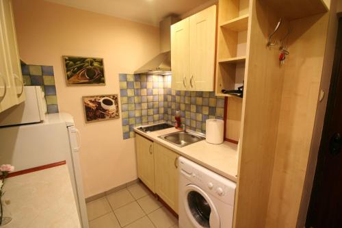 A kitchen or kitchenette at Apartament Pańska 5