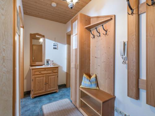 ein Badezimmer mit einem Waschbecken und einem Holzschrank in der Unterkunft Haus Sunnseiten in Tux