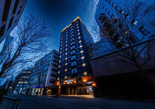 福岡市にあるアパホテル〈博多駅筑紫口〉の夜の高層ビル