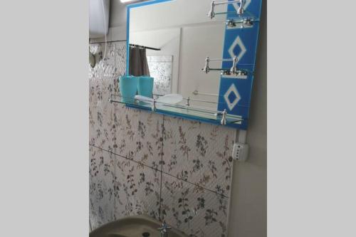 a bathroom with a mirror and a sink at Solar de Paz 2-Ubicado en pleno Centro-Aparcamient in Rivera