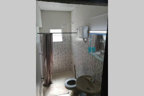 bagno con servizi igienici e lavandino di Solar de Paz 2-Ubicado en pleno Centro-Aparcamient a Rivera
