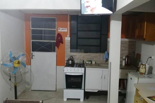 a kitchen with a stove and a tv in it at Solar de Paz 2-Ubicado en pleno Centro-Aparcamient in Rivera