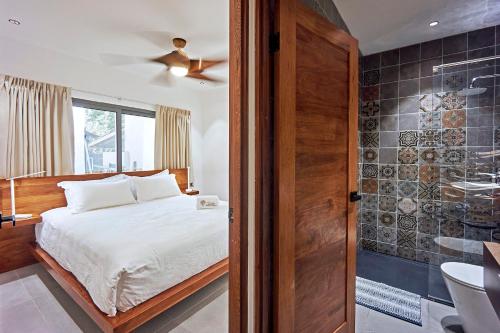 um quarto com uma cama e uma casa de banho com um chuveiro em NATURA Loft Garden em Santa Teresa