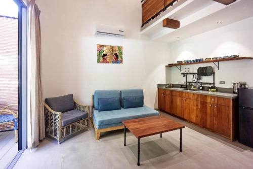 a living room with two chairs and a table at NATURA Loft Garden in Santa Teresa Beach