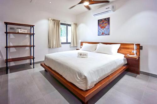 En eller flere senge i et værelse på NATURA Loft Garden