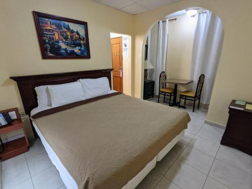 1 dormitorio con 1 cama, mesa y sillas en Hotel San Jorge en San Juan