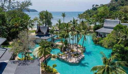 Vaade basseinile majutusasutuses Thavorn Beach Village Resort & Spa Phuket või selle lähedal