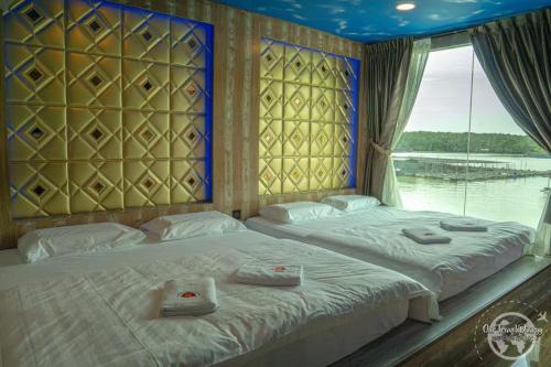 Postel nebo postele na pokoji v ubytování Mangrove Floating Chalet