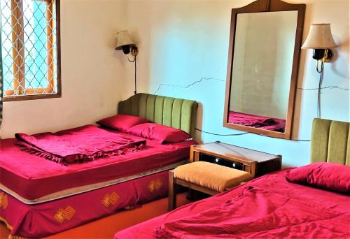 Llit o llits en una habitació de Villa Orange Lembang Pengkolan
