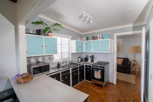 Kuchyň nebo kuchyňský kout v ubytování Seakissed Beach House