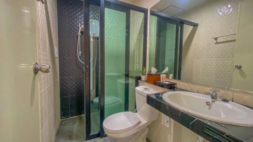 uma casa de banho com um WC, um lavatório e um chuveiro em Plearnwan Deluxe Mansion em Bangkok
