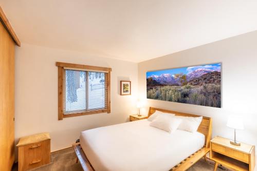 Un pat sau paturi într-o cameră la Modern 1 bedroom in Ski Trails condo