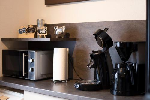 Utensilios para hacer té y café en Rutsche Hostel