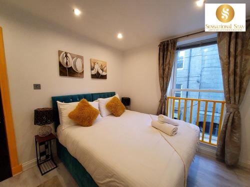 1 & 3 Bedroom Apt by Sensational Stay Serviced Accommodation - Adelphi Suitesにあるベッド