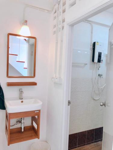 Bilik mandi di Room Story Hostel