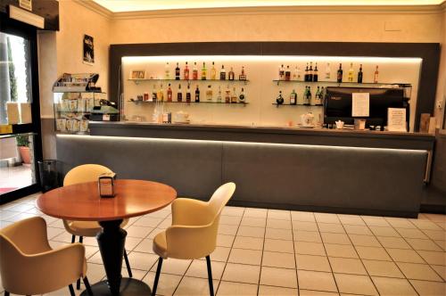 restauracja z barem ze stołem i krzesłami w obiekcie Hotel Aquila w mieście Orte