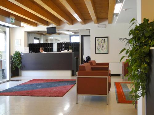 un hall avec des chaises et une réception dans un bâtiment dans l'établissement Corte Della Rocca Bassa, à Nogarole Rocca
