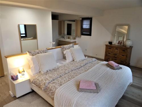 - une chambre avec un grand lit et deux miroirs dans l'établissement Villa les Pierres d'Antan, à Lorgues