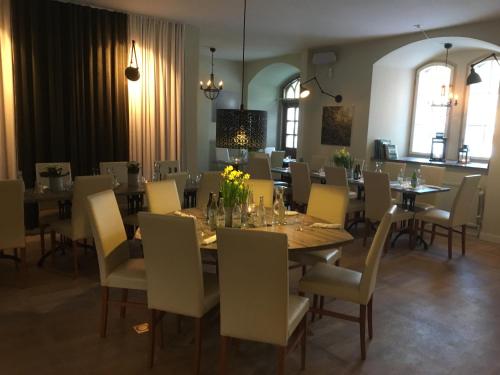 een eetkamer met een lange tafel en stoelen bij Kvarnen i Borgvik in Borgvik