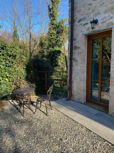 a table and a bench in front of a building at Dolce Vita in Tuscany B&B in Capannori